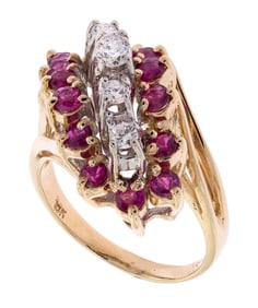 VINTAGE 14K GOLD RUBY & DIAMOND CLUSTER RING.