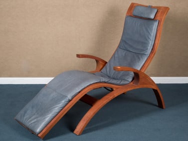 THOMAS MOSER CHERRY AND LEATHER CHAISE LOUNGE.