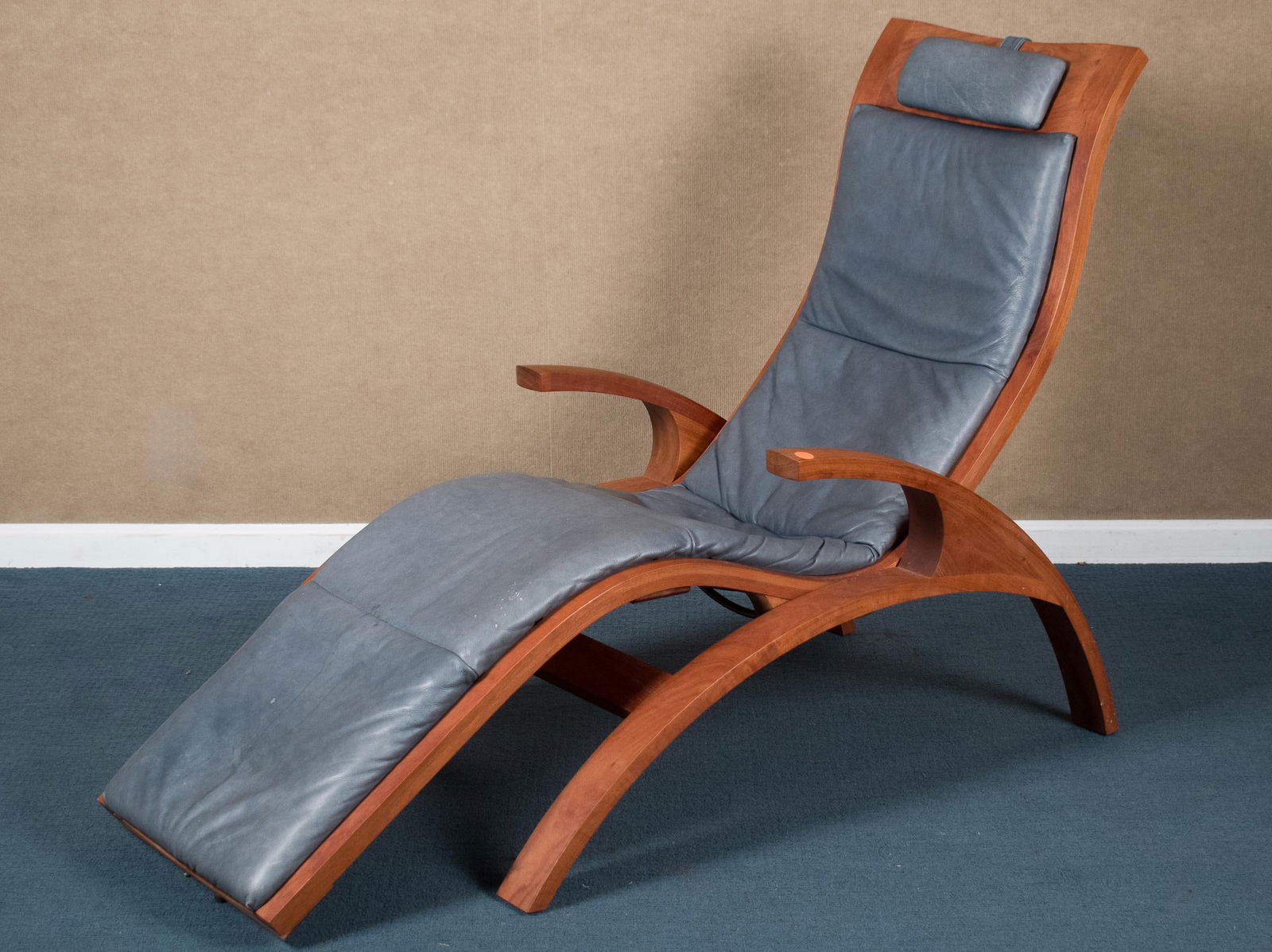 THOMAS MOSER CHERRY AND LEATHER CHAISE LOUNGE.: A 20th C. Thomas Moser signed cherry and blue leather chaise lounge, 39”H x 25.5”W x 63”L.