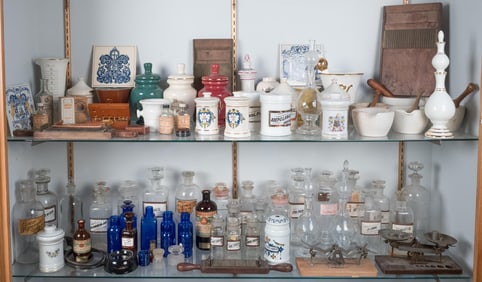 ANTIQUE AND VINTAGE DRUG STORE APOTHECARY BOTTLES.
