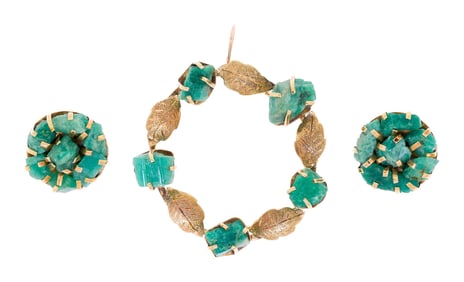 18K GOLD ROUGH CUT EMERALD PENDANT & CLIP EARRINGS.