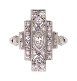 ART DECO PLATINUM DIAMOND RING.