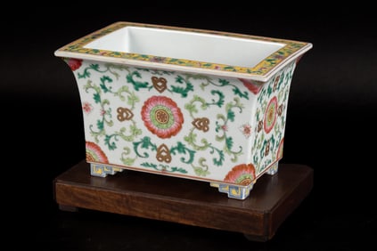 SIGNED 20TH C. CHINESE PORCELAIN BULB PLANTER.
