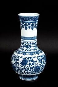 SIGNED 20TH C. CHINESE PORCELAIN VASE.