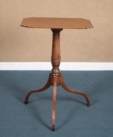 ANTIQUE MAHOGANY CANDLESTAND.