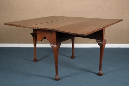 18TH C. PA QUEEN ANNE WALNUT DROP LEAF TABLE.