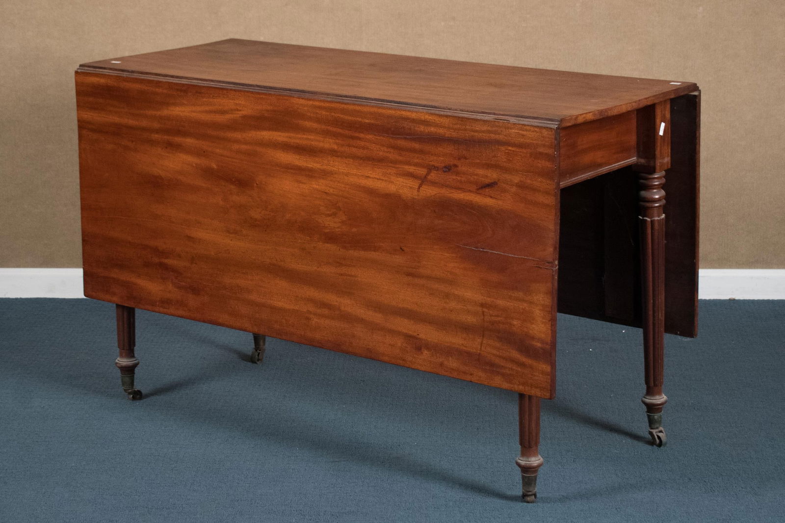 FINE FEDERAL MAHOGANY REEDED LEG DROP LEAF TABLE. (1 of 10)
