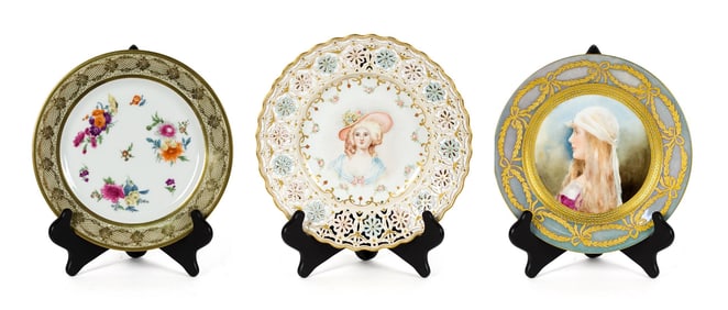 THREE ANTIQUE PORCELAIN CABINET PLATES.