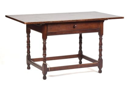 18TH C. AMERICAN TAVERN TABLE WITH DRAWER.