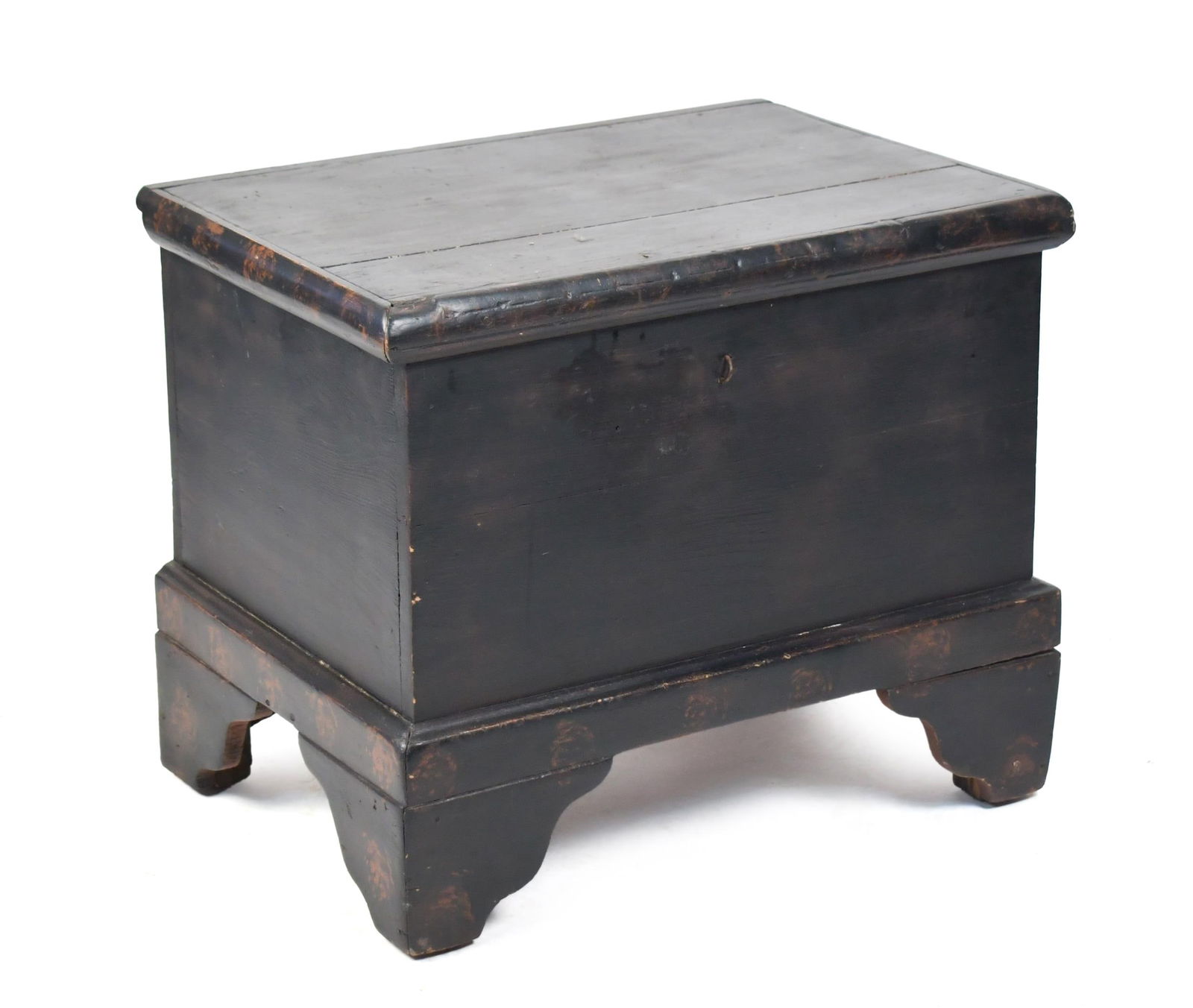 ANTIQUE DIMINUTIVE BLANKET BOX. (1 of 12)