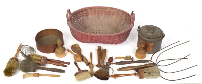 BASKET WITH SHAKER UTENSILS.