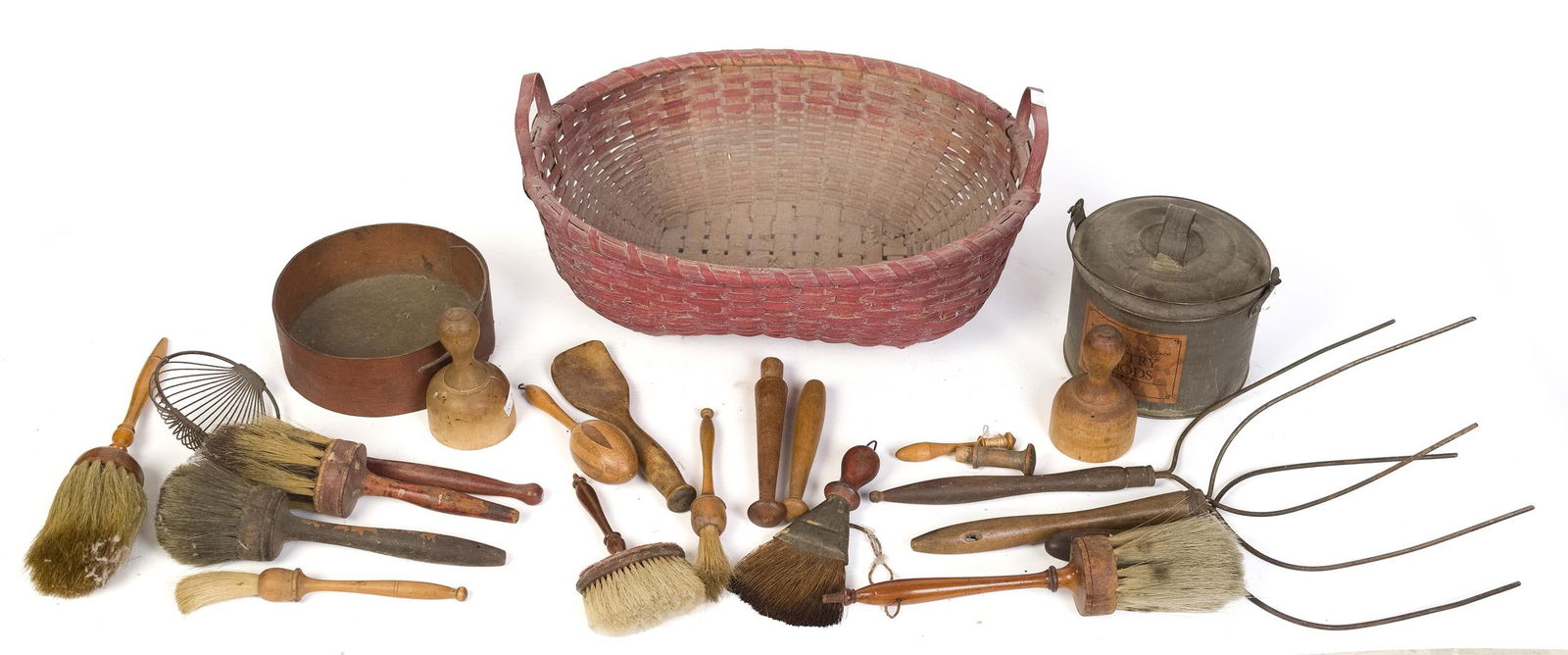 BASKET WITH SHAKER UTENSILS. (1 of 8)