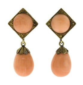 ANTIQUE 18K GOLD SALMON CORAL DROP EARRINGS.