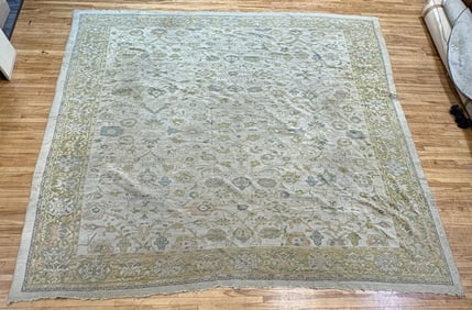 ANTIQUE ORIENTAL ROOM SIZE RUG.