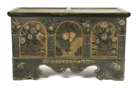 18TH C. NORTHERN EUROPEAN PAINT DECORATED DOWER BOX.