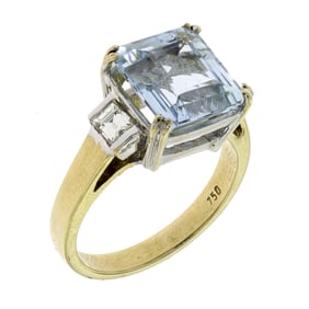 18K GOLD EMERALD CUT AQUAMARINE & DIAMOND RING.