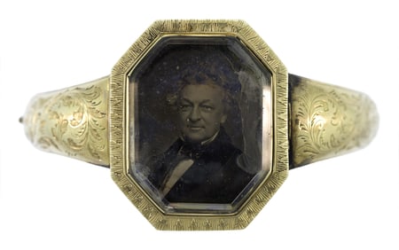 ANTIQUE 14K GOLD MOURNING BRACELET W/ TINTYPE IMAGE.