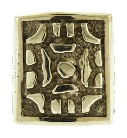 MID-CENTURY 10-14K GOLD CARVED NUGGET RING.