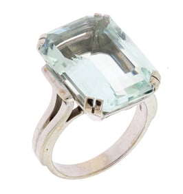 VINTAGE 14K GOLD AQUAMARINE RING.