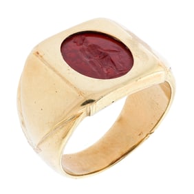 VINTAGE 14-18K GOLD RED JASPER INTAGLIO RING.