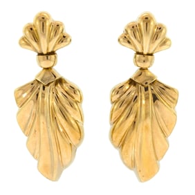 VINTAGE 18K GOLD SCALLOP SHELL DANGLE EARRINGS.