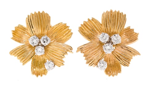 VINTAGE 18K GOLD DIAMOND FLOWER POST EARRINGS.