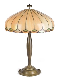 ANTIQUE LEADED GLASS AND BRONZE TABLE LAMP.