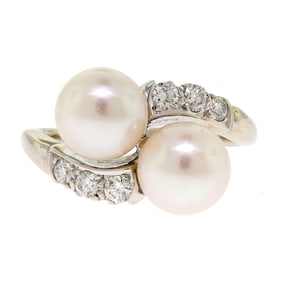 VINTAGE 18K GOLD TWIN PEARL & DIAMOND RING.