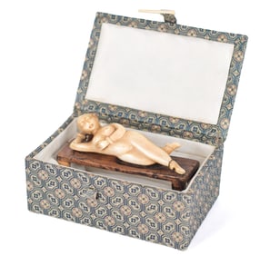 ANTIQUE CHINESE BONE SNUFF BOTTLE, RECLINING WOMAN.