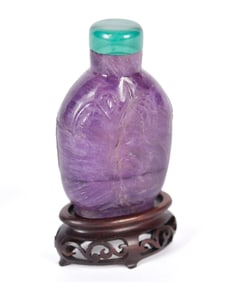 ANTIQUE CHINESE CARVED AMETHYST SNUFF BOTTLE.