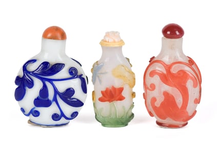 THREE ANTIQUE CHINESE PEKING GLASS SNUFF BOTTLES.