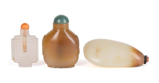 THREE ANTIQUE CHINESE JADE AND STONE SNUFF BOTTLES.