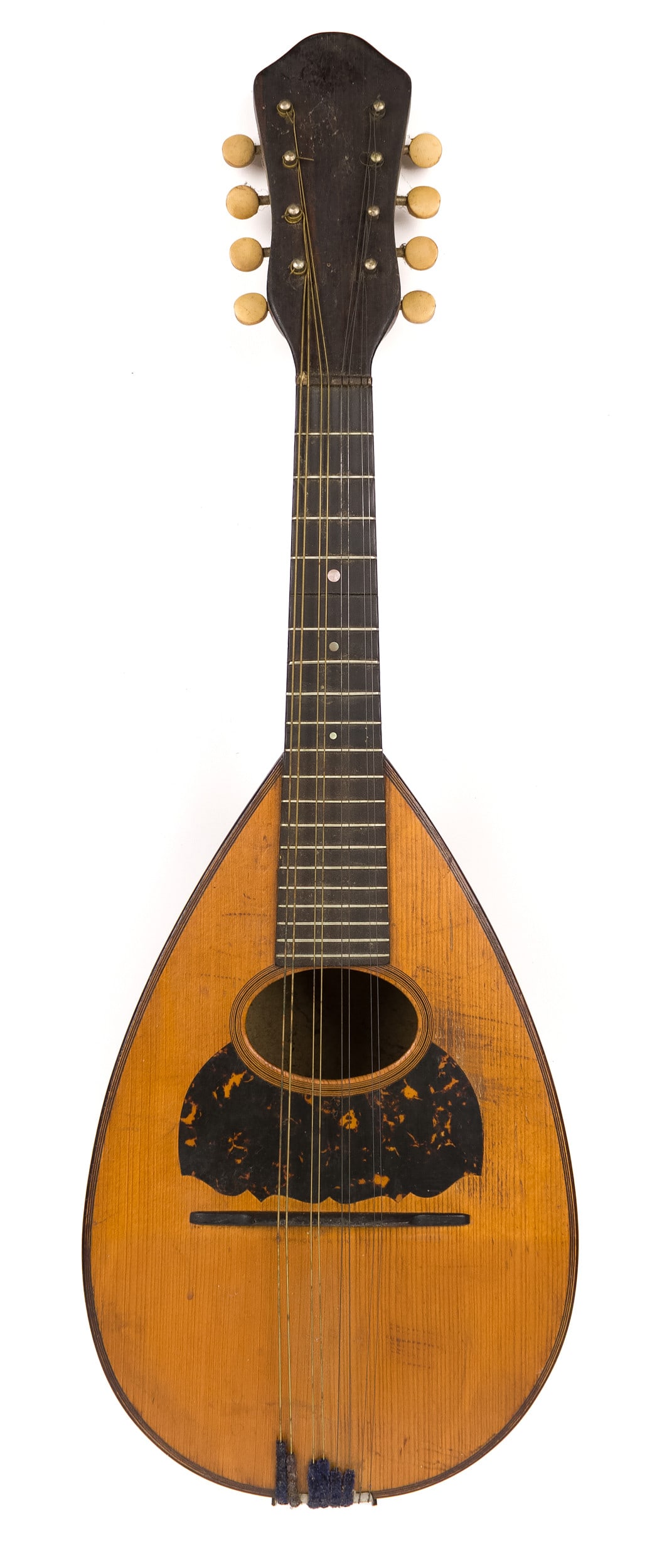 1909 BOWL-BACK MARTIN 00 MANDOLIN.: A 1909 Martin 00 bowl/barrel-back mandolin, no case. Serial #3013. 24”H x 8”W x 5.5”D.