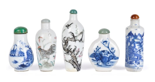 FIVE ANTIQUE CHINESE PORCELAIN SNUFF BOTTLES.