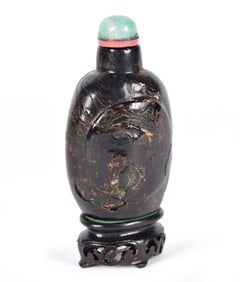 ANTIQUE CHINESE CARVED HORN SNUFF BOTTLE.