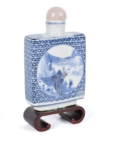 ANTIQUE CHINESE BLUE & WHITE PORCELAIN SNUFF BOTTLE.