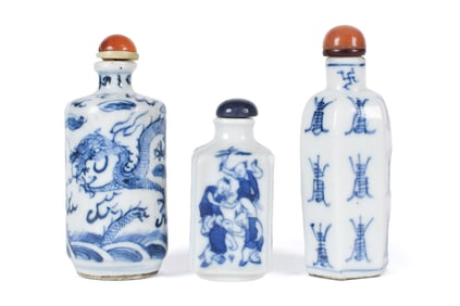 THREE ANTIQUE CHINESE BLUE AND WHITE SNUFF BOTTLES.