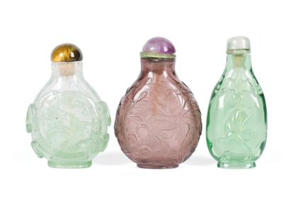 THREE ANTIQUE PEKING GLASS SNUFF BOTTLES.