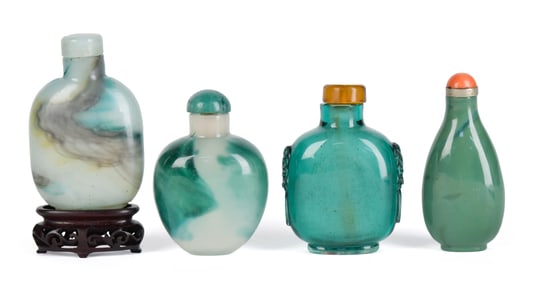 FOUR ANTIQUE CHINESE PEKING GLASS SNUFF BOTTLES.