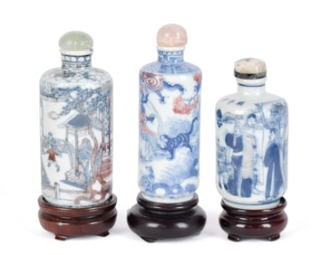 THREE ANTIQUE CHINESE PORCELAIN SNUFF BOTTLES.