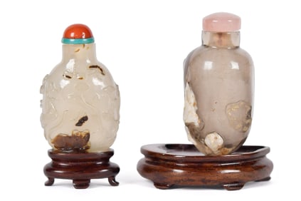 TWO ANTIQUE CHINESE AGATE SNUFF BOTTLES.