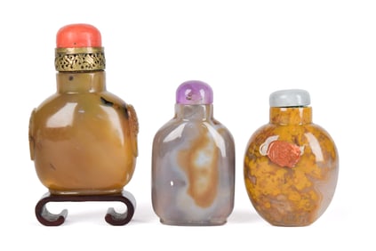 THREE ANTIQUE CHINESE HARDSTONE SNUFF BOTTLES.