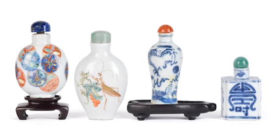 FIVE ANTIQUE CHINESE PORCELAIN SNUFF BOTTLES.