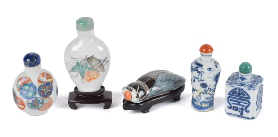 FIVE ANTIQUE CHINESE PORCELAIN SNUFF BOTTLES.