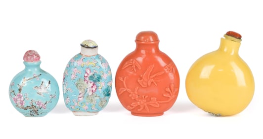 FOUR ANTIQUE CHINESE PORCELAIN SNUFF BOTTLES.