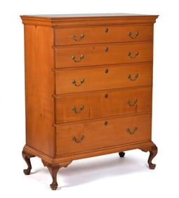 18TH C. NH QUEEN ANNE MAPLE FIVE DRAWER CHEST.