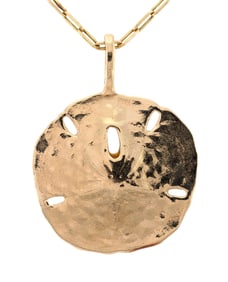 10-14K GOLD SAND DOLLAR PENDANT & CHAIN.