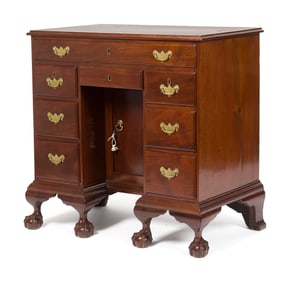 18TH C. NEW YORK CHIPPENDALE KNEEHOLE DESK.