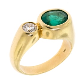 MEN'S 18K GOLD OVAL EMERALD & DIAMOND RING.