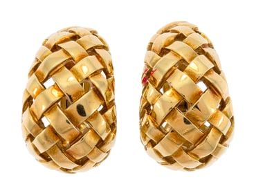 VINTAGE TIFFANY & CO. 18K GOLD BASKET WEAVE EARRINGS.